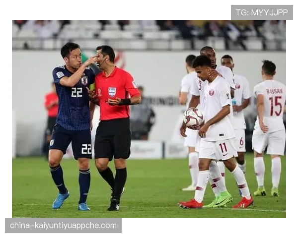 拉人犯规的足球裁判判罚标准与关键判定条件解析