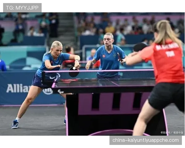 规则拆解型：足球比赛中交换场地的触发条件和执行时机是什么？